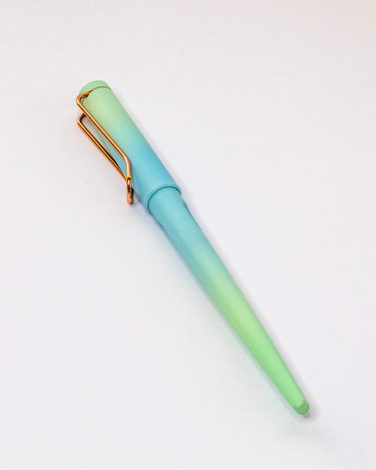 Esfero tipo estilógrafo verde con azul