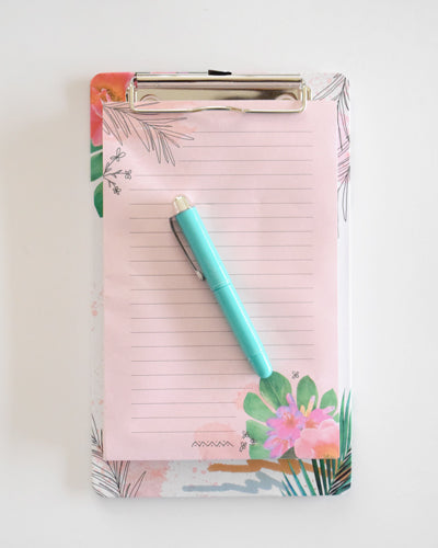 Tablero con block de notas y esfero