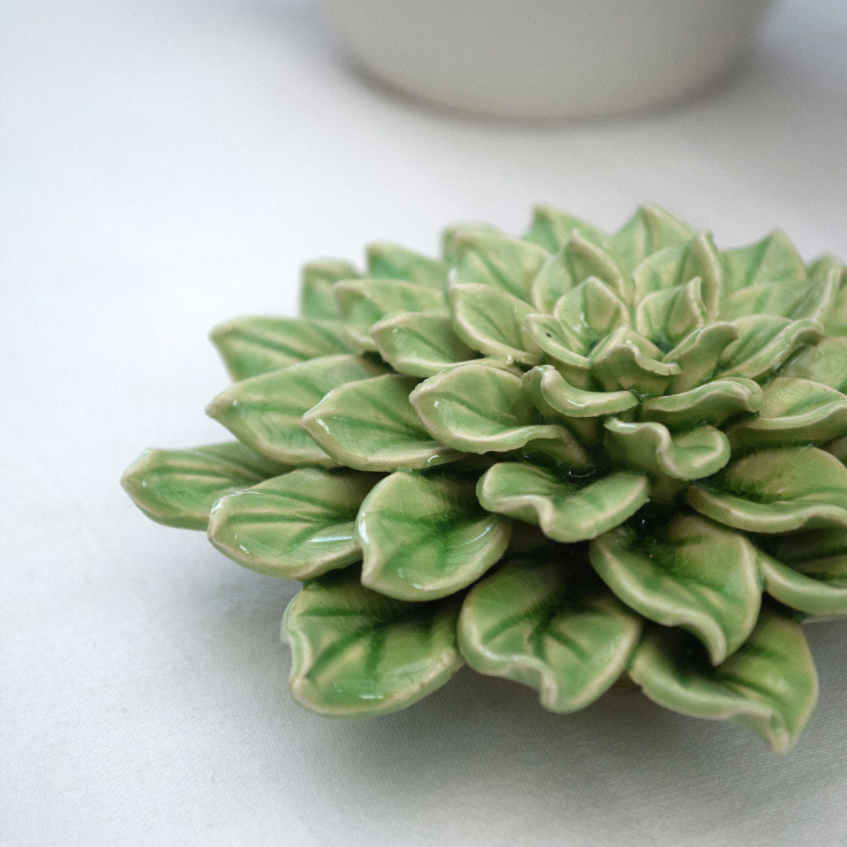 Flor de cerámica verde